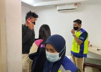 TUJUH individu ditahan sepasukan penguat kuasa JAIM dalam satu serbuan ambang tahun baharu di sebuah hotel bajet di Durian Tunggal, Alor Gajah, Melaka. - UTUSAN/DIYANATUL ATIQAH ZAKARYA