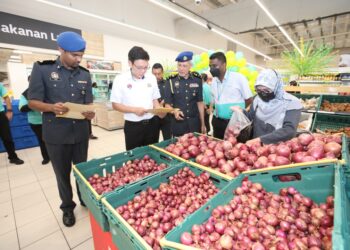 LEE TING HAN (dua dari kiri) meninjau harga barangan kawalan sempena pelancaran Skim Harga Maksimum Musim Perayaan (SHMMP) Deepavali di Lotus Mutiara Rini.