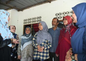 KHAIRUNNISA Che Roslan (empat dari kanan) menerima kunjungan daripada wakil Mara di kediamannya di Kampung Kubang Perun, Padang Besar, Perlis hari ini. -UTUSAN/IZLIZAN OTHMAN