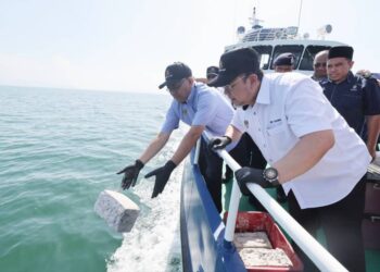 SHAMSUL ANUAR Nasarah pada Program Pemuliaan (Pelupusan) al-Quran di perairan Pulau Kendi, Pulau Pinang hari ini. - Pix IQBAL HAMDAN