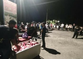 ORANG ramai menyerbu pusat jualan Ayam Bismi di Simpang Empat Kangkong di Alor Setar malam ini. - UTUSAN/JAMLIAH ABDULLAH