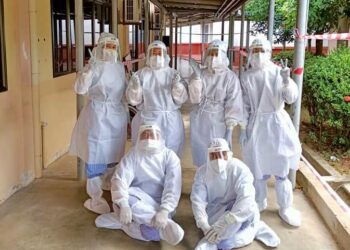 PARA petugas kesihatan yang lengkap memakai PPE antara petugas awal menangani dan merawat pesakit Covid-19 di Perlis sejak setahun lalu di HTF, Kangar, Perlis.- UTUSAN