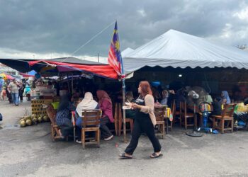 MONOPOLI peniaga  Thailand termasuk di kedai-kedai makan di Padang Besar, Perlis menyebabkan aliran keluar duit ke  negara jiran itu dianggarkan mencecah jutaan ringgit setiap bulan. – UTUSAN/ASYRAF MUHAMMAD