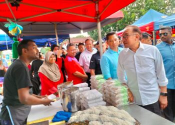 ANWAR Ibrahim ketika bertemu penduduk di sekitar Balik Pulau dalam sesi ramah-mesra bersama warga Balik Pulau di tapak pasar malam di pekarangan Masjid Daerah Barat Daya, Balik Pulau, Pulau Pinang hari ini.