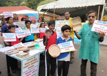 N. V. SUBBAROW (kanan) ketika mengadakan kempen bebas polistirena semasa Thaipusam kepada murid-murid sekolah di Jalan Kebun Bunga, George Town, Pulau Pinang hari ini.