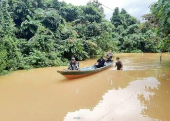 RAMLI Mohd. Nor (atas bos, tengah)  meninjau dan melawat mangsa banjir di Kampung Lubok Kulit dalam kawasan Cameron Highlands pada 19 Disember 2021.