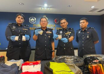 TAN Cheng San (dua dari kiri) menunjukkan antara barangan dirampas daripada pasangan peragut yang berjaya ditahan polis dalam sidang akhbar di IPD SPT, Pulau Pinang hari ini. - Pix: SITI NUR MAS ERAH AMRAN