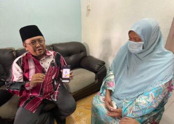 AMRAN Hazali ketika menziarahi Che Tom Hassan di kediamannya di Kampung Permatang Kerai Besar, Tasek Gelugor, Pulau Pinang hari ini. - Pix: SITI NUR MAS ERAH AMRAN