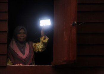 SAMBUNGAN litar yang terlalu banyak boleh menyebabkan bekalan elektrik terputus.