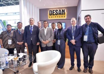 KETUA Pegawai Eksekutif Leaptec, Datuk Mohd. Anis Hisham Abd. Aziz (kiri), delegasi Desan bersama Saifuddin Nasution Ismail dan Emir Salim Yuksel (empat dari kiri) di reruai  LIMA ‘23 di Langkawi, Kedah.