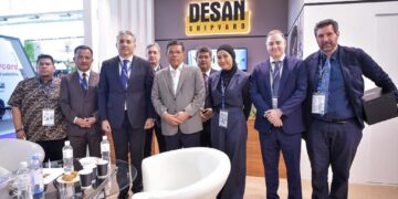 KETUA Pegawai Eksekutif Leaptec, Datuk Mohd. Anis Hisham Abd. Aziz (kiri), delegasi Desan bersama Saifuddin Nasution Ismail dan Emir Salim Yuksel (empat dari kiri) di reruai  LIMA ‘23 di Langkawi, Kedah.