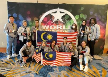 Peserta UMS ber gambar bersama peserta Malaysia yang lain