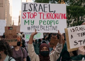 PESERTA protes memegang plakad menyokong Palestin ketika menyertai demonstrasi menentang penindasan Israel di New York, Amerika Syarikat pada 11 Mei lalu. - AFP