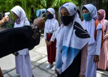 SEGELINTIR pelajar menyambut baik rancangan kerajaan Indonesia untuk membuka semula sesi persekolahan pada tahun depan. - AFP