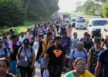 PELARIAN Mexico berjalan di Mapastepec bagi menuntut suaka di AS. - AFP