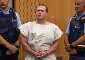 BRENTON Tarrant mendakwa dia terpaksa mengaku bersalah kerana tidak tahan dengan ‘layanan’ yang diterima ketika ditahan reman. - AFP