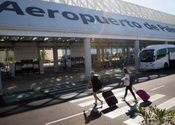 SERAMAI 20 penumpang melarikan diri selepas pesawat melakukan pendaratan cemas di Lapangan Terbang Palma de Mallorca, Sepanyol. - AFP