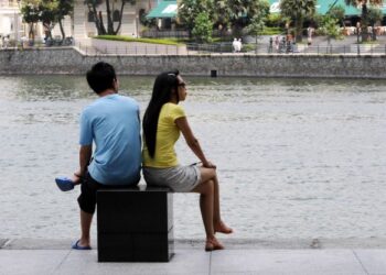 GOLONGAN bujang di Singapura mendakwa pandemik Covid-19 menyukarkan mereka cari pasangan. - AFP