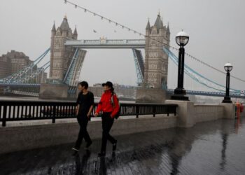 VISIT Britain meramalkan jumlah pengunjung ke UK akan berkurangan pada tahun ini. - AFP
