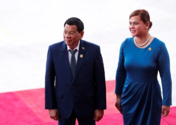 SARA Duterte bersama bapanya, Rodrigo Duterte ketika menyertai satu majlis di Boao, China pada 2018. - AFP