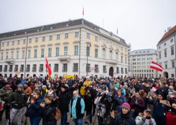 PESERTA protes anti vaksin membantah perintah berkurung  di Ballhausplatz di Vienna, Austria. - AFP