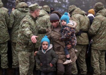 KUMPULAN pendatang berkumpul untuk menerima bantuan kemanusiaan di kem pelarian berhampiran sempadan Belarus-Poland di Grodno. - AFP