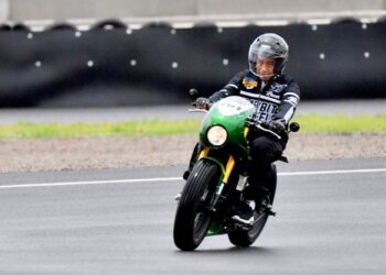 JOKO Widodo menunggang motosikal di litar Mandalika di Lombok Tengah, Indonesia. - AFP