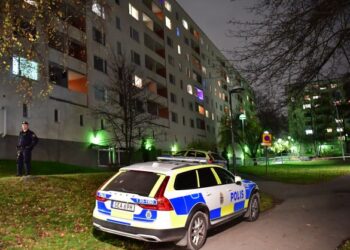 SEBUAH kenderaan polis diletakkan di luar pangsapuri di Stockholm selepas dua kanak-kanak ditemukan cedera parah. - AFP