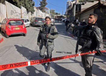PASUKAN keselamatan Israel berkawal di kawasan sekolah tempat remaja Palestin itu ditahan selepas didakwa menikam penduduk Yahudi. - AFP