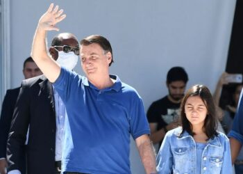 PRESIDEN Brazil, Jair Bolsonaro bersama anak perempuannya, Laura. - AFP