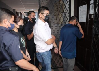 TIGA individu yang didapati bersalah atas empat pertuduhan memiliki ribuan kasut dan selipar pelbagai jenama yang menggunakan cap dagangan palsu tiga tahun lalu di  Mahkamah Sesyen Ipoh, Perak,  hari ini. - UTUSAN/MUHAMAD NAZREEN SYAH MUSTHAFA