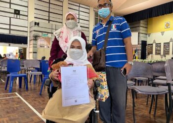 NURUL Hadfina Afande menunjukkan keputusan 7A dan 2B yang diperolehinya dalam peperiksaan SPM 2021 di SMK Putrajaya 11(1), Putrajaya. - UTUSAN/KAMARIAH KHALIDI