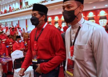 Khairy Jamaluddin (kiri)  tiba di Majlis Pembukaan Perhimpunan Agung UMNO (PAU) 2021 di Dewan Merdeka, Pusat Dagangan Dunia Kuala Lumpur (WTCKL), semalam.