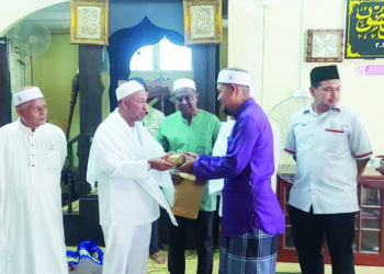 ROZALI ISMAIL (tiga dari kiri) menyampaikan sumbangan GWGF sebanyak RM30,000 kepada Muhamad Shah Ahmad di Masjid Jengka 9 di Maran, Pahang. - UTUSAN/SALEHUDIN MAT RASAD