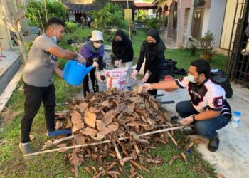 PELAJAR-PELAJAR Universiti Putra Malaysia (UPM) menyediakan baja kompos sempena sambutan Hari Tanah Sedunia.