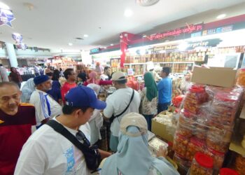 WARGA Singapura membanjiri pusat beli-belah di Johor Bahru, semalam untuk membuat persiapan menyambut Aidilfitri tahun ini.