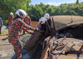 ANGGOTA bomba dari Balai Bomba dan Penyelamat Nenasi dan Pekan berusaha mengeluarkan mayat mangsa yang dipercayai hilang Oktober tahun lalu yang ditemukan dalam sungai berhampiran jambatan Sungai Api Api di Pekan, Pahang. - IHSAN JBPM PAHANG