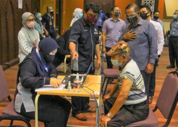 AMINUDDIN Harun ketika meninjau perjalanan proses vaksinasi di Pusat Pemberian Vaksin (PPV) Mega, Institut Pengajian Tinggi (IPT) Universiti Sains Islam Malaysia (USIM) di Nilai, Seremban baru-baru ini.-UTUSAN/MUHAMMAD IZZAT TERMIZIE