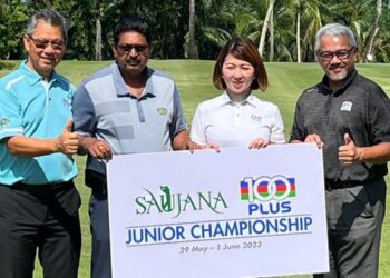 S A Nathan (dua, kiri) bergambar bersama Raffiq Md. Ariff (kiri) ketika majlis pelancaran penajaan kejohanan golf Saujana-100PLUS Junior Championship di Saujana Golf and Country Club (SGCC), Subang, Petaling Jaya, semalam.