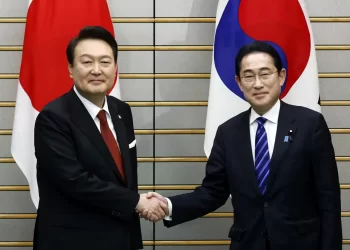 YOON Suk Yeol (kiri) dan Fumio Kishida berjabat tangan tanda sepakat selepas pertemuan di Pejabat Perdana Menteri Jepun, di Tokyo, hari ini.