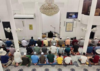 PARA jemaah menunaikan solat berjemaah dengan kembali merapatkan saf di Masjid Alwi, Kangar, Perlis semalam. – UTUSAN/SYED AZLAN SAYID HIZAR