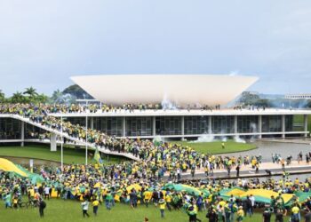 PENYOKONG bekas Presiden Brazil Jair Bolsonaro mengadakan tunjuk perasaan di Esplanada dos Ministerios di Brasilia.-AFP