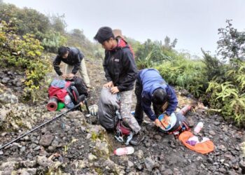 PENDAKI diarah turun selepas Gunung Marapi menghamburkan asap dan debu ke udara sejak Sabtu lalu.- AGENSI