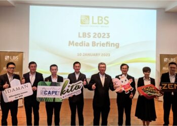 LIM HOCK SAN (empat kiri) bersama pengurusan tertinggi LBS  pada majlis taklimat media di KITA@Cybersouth, Cyberjaya, hari ini. - UTUSAN/MOHAMAD HAFIZI MOHD SAID.