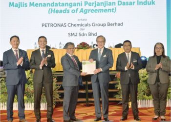 (DARI kiri) Ketua Perancangan Strategik dan Usaha Niaga PCG, Ir. Yaacob Salim; Mohd. Yusri Mohamed Yusof; Bacho Pilong, Masidi Manjun; Setiausaha Kerajaan Negeri Sabah, Datuk Seri Panglima Sr. Safar Untong dan Dionysia Aloysius Kibat di majlis menandatangi perjanjian antara PCG dan SMJSB.