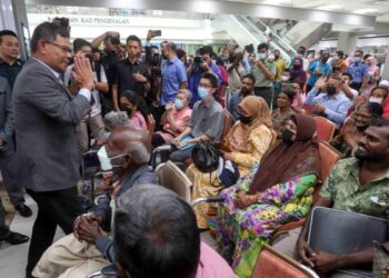 SAIFUDDIN Nasution Ismail berbual bersama penerima permohonan kewarganegaraan ketika mengadakan lawatan kerja ke Jabatan Pendaftaran Negara (JPN) di Putrajaya. - UTUSAN/FAISOL MUSTAFA