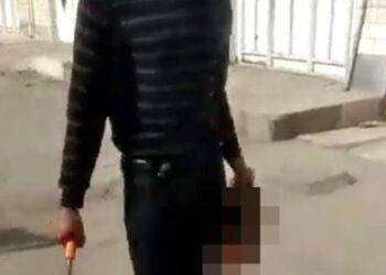 LELAKI itu berjalan sambil membawa kepala isterinya yang dipenggal. – AGENSI