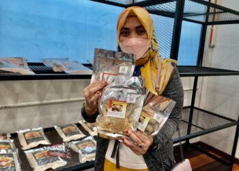 HAZURA Abdullah menunjukkan Ikan Pekasam Resipi Bonda di kiosnya yang terletak di KALA Sentral di Kota Bharu, Kelantan. – UTUSAN/ROSLIZA MOHAMED