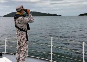 ANGGOTA Maritim Malaysia menjalankan operasi Carilamat lelaki hilang di perairan Pulau Tiga dan Pulau Mengalum di Kota Kinabalu hari ini.-IHSAN MARITIM