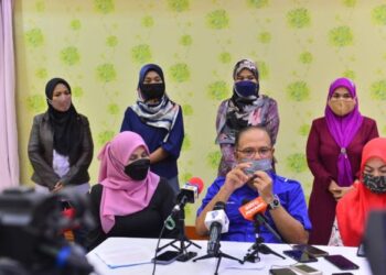 WAN ROSDY Wan Ismail dalam sidang akhbar di Dewan Kediaman Rasmi Menteri Besar Pahang di Kuantan, Pahang. - FOTO/SHAIKH AHMAD RAZIF